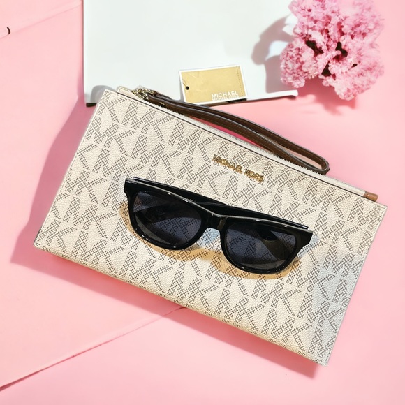 MICHAEL Michael Kors Handbags - NWT Michael Kors Jet Set Large Zip Clutch Wristlet